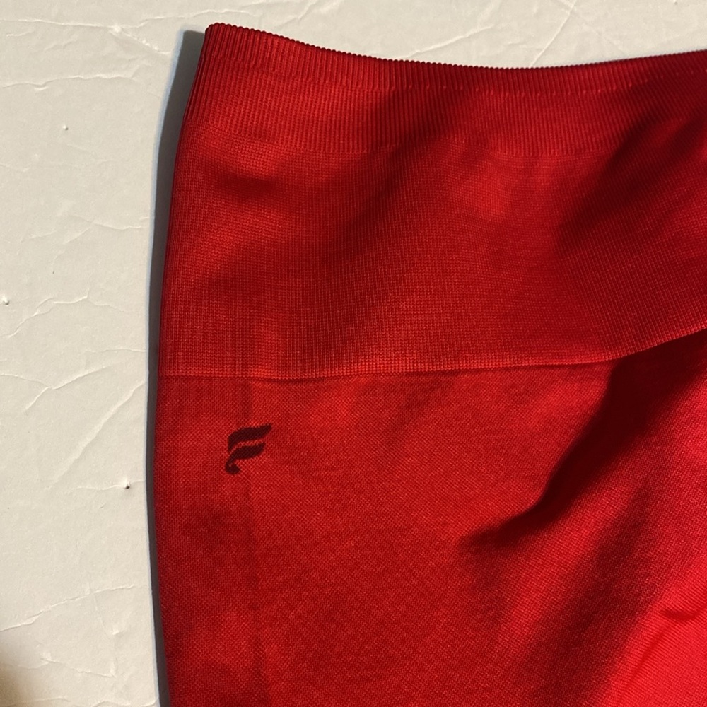 NWOT Fabletics Vibrant Red Women’s cropped Leggings. Air vents on legs. - Picture 6 of 6